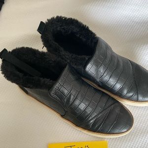 Toms fur lines sneakers